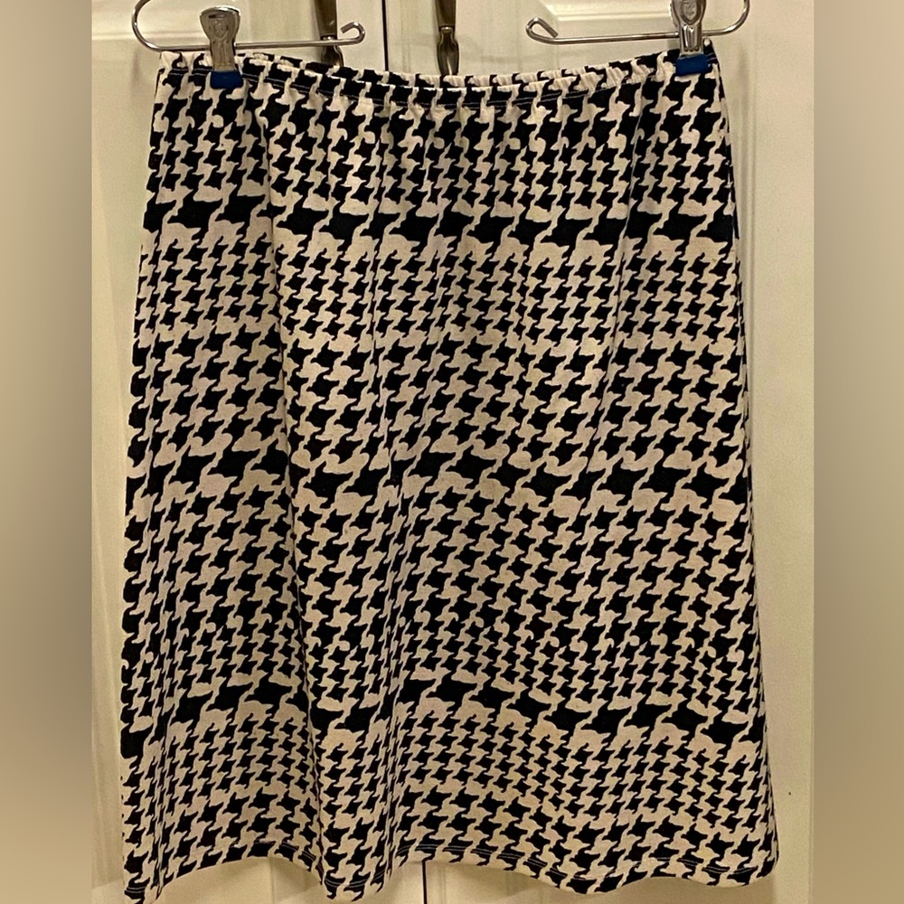 Medium black and white skirt